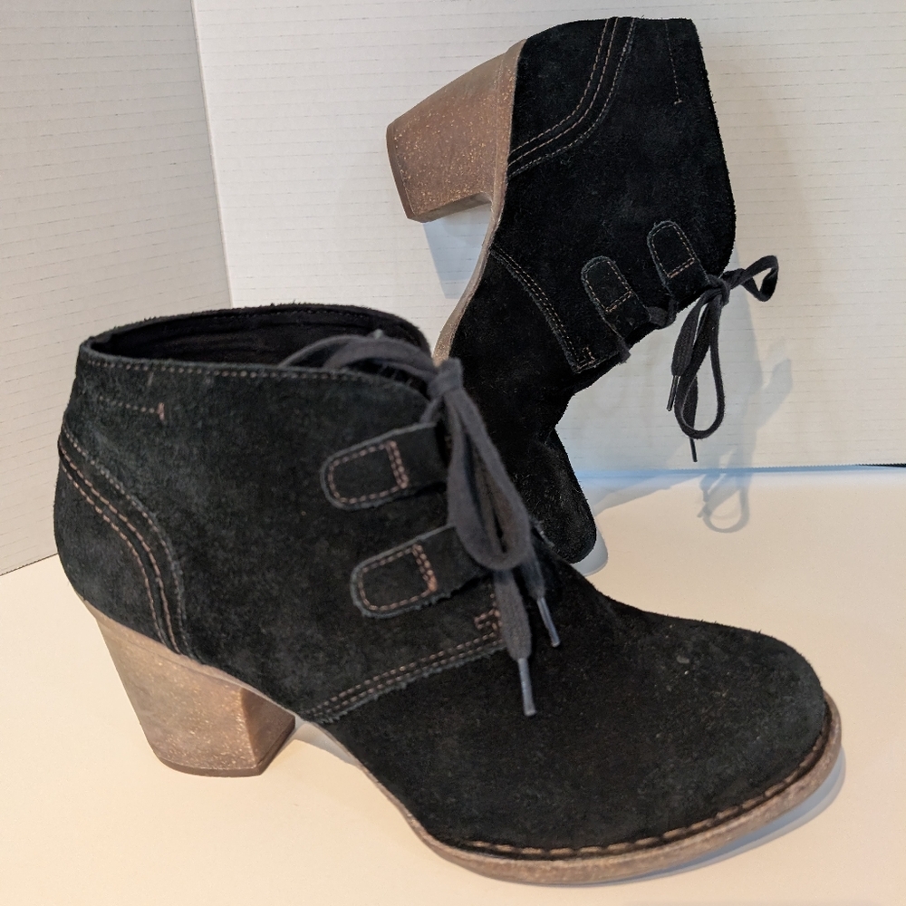 Clarks Carleta‎ Lyon Suede Lace Up Chunky Heel Short Boots Sz. 7 1/2